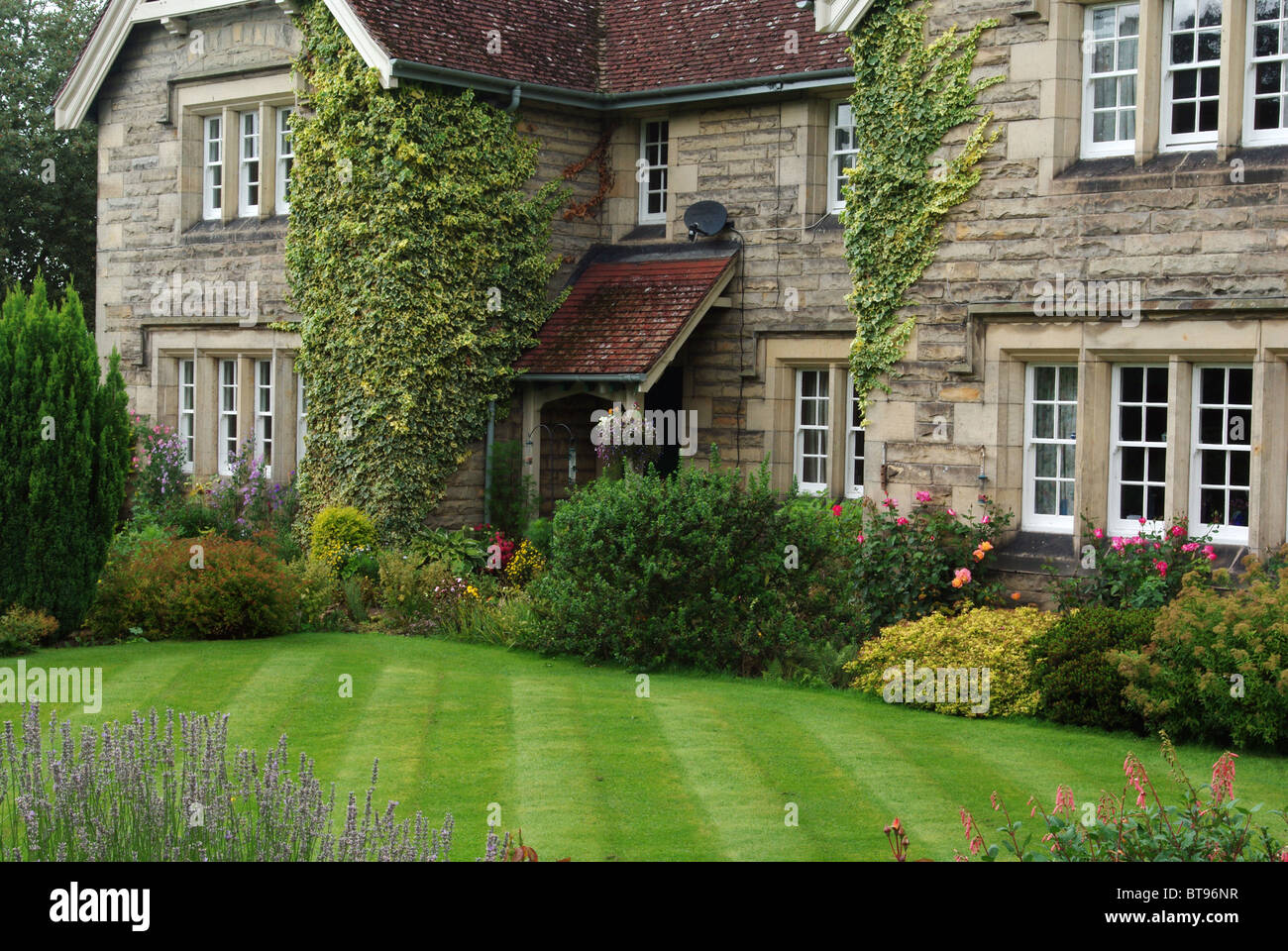 Detached house uk garden hires stock photography and images Alamy