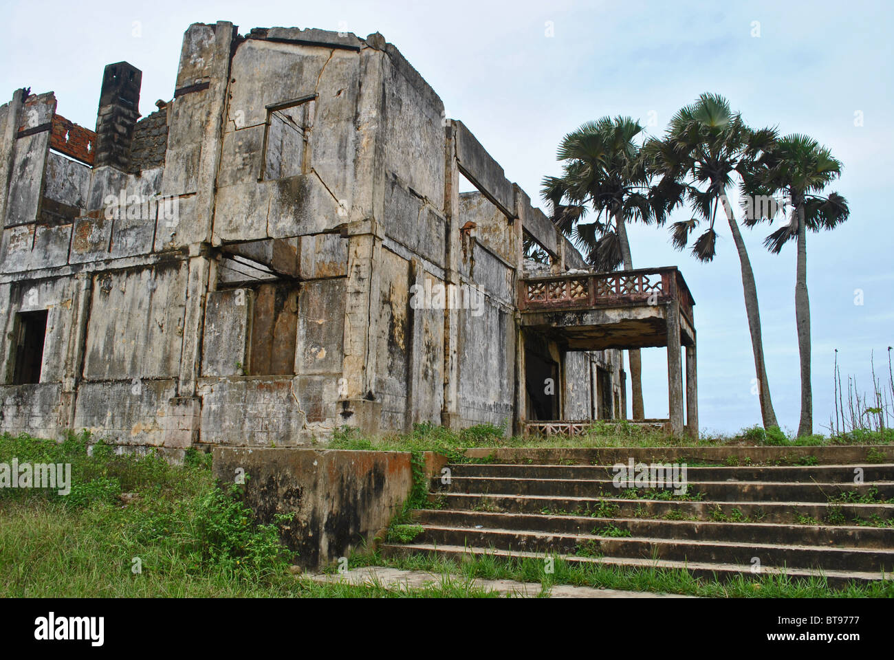 Abandoned French colonial house now squatted in by Liberian refugees, Sassandra, Ivory Coast, West Africa Stock Photo