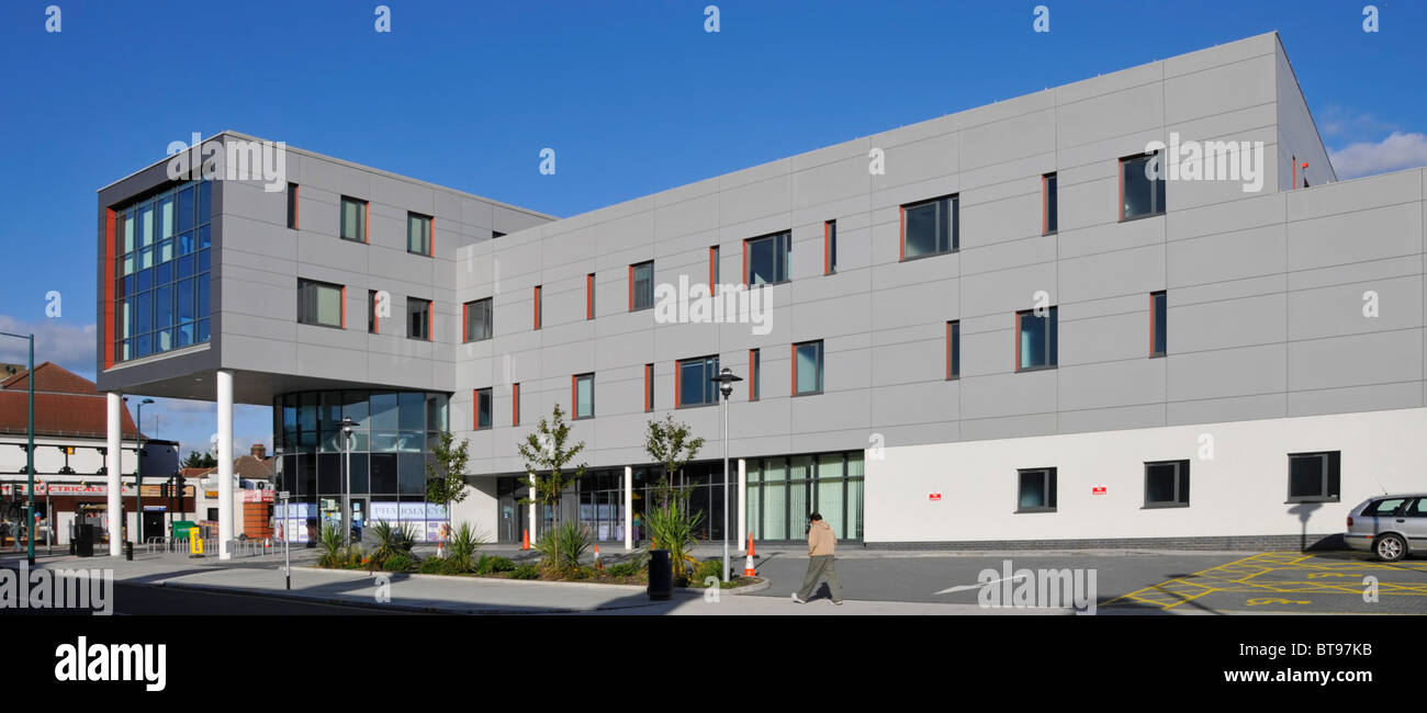 Loxford Polyclinic the first purpose built polyclinic Stock Photo Alamy