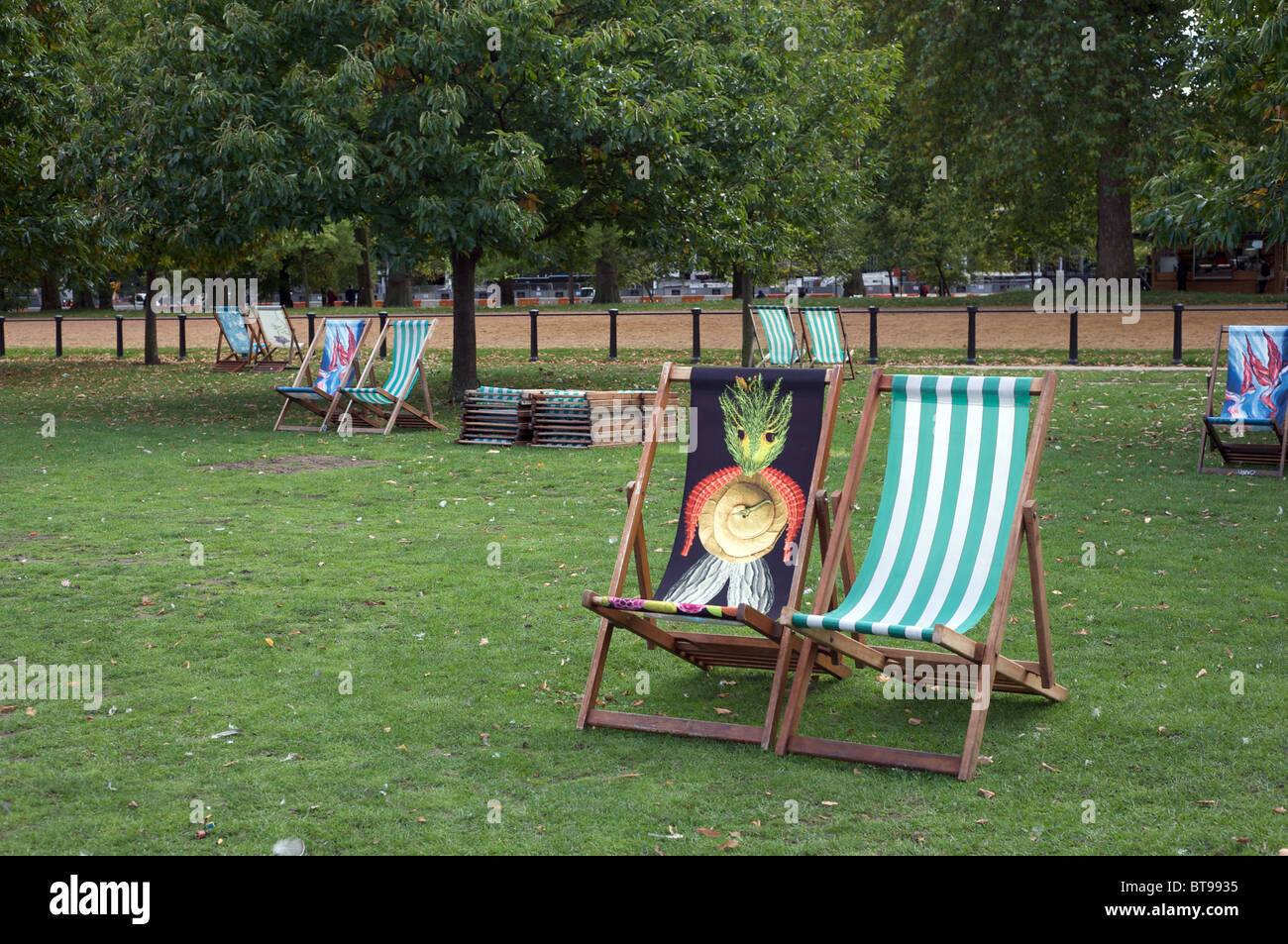 Hyde park deck chairs hi-res stock photography and images - Alamy