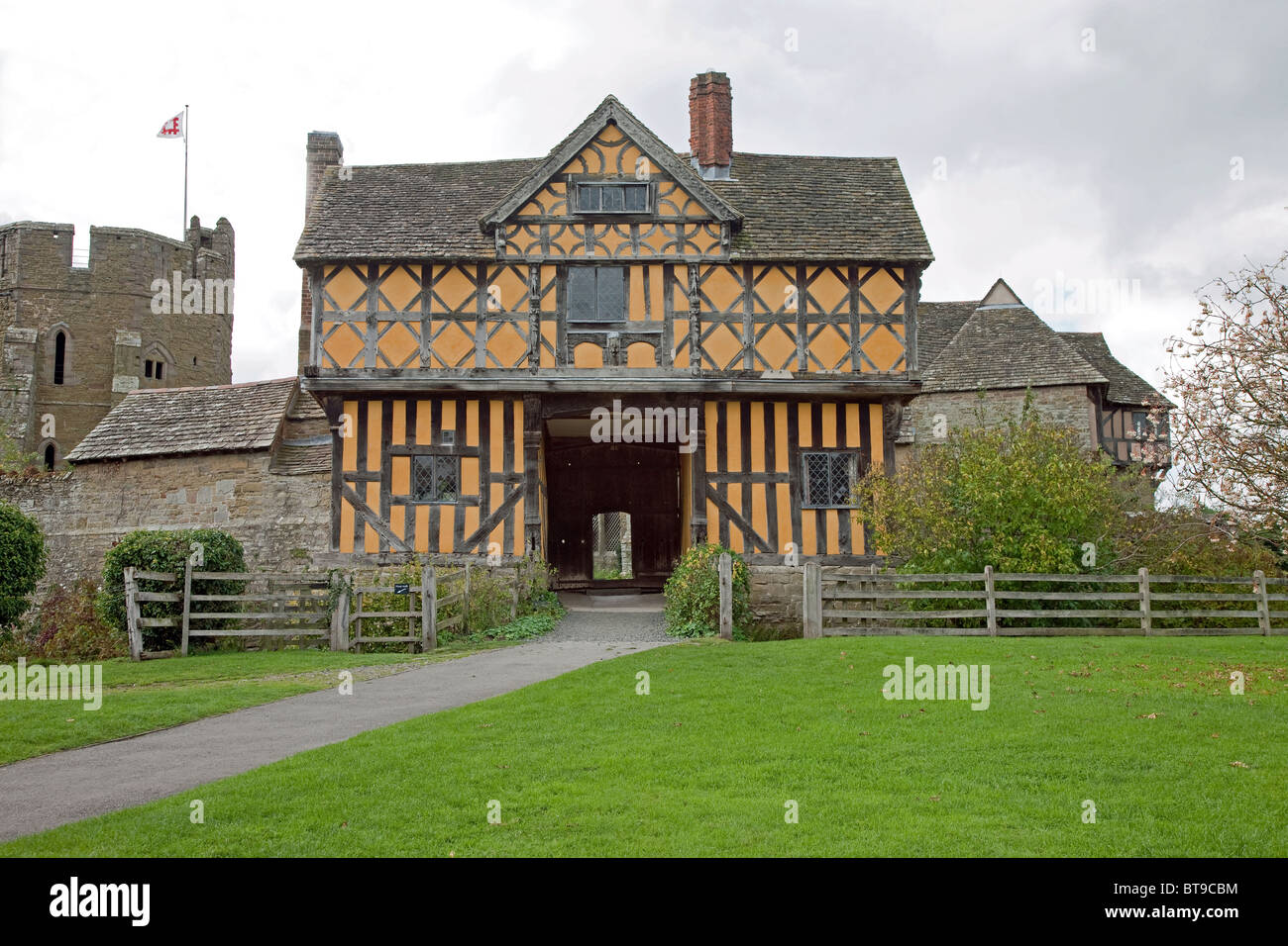 Medieval fortified manor house hi-res stock photography and images - Alamy