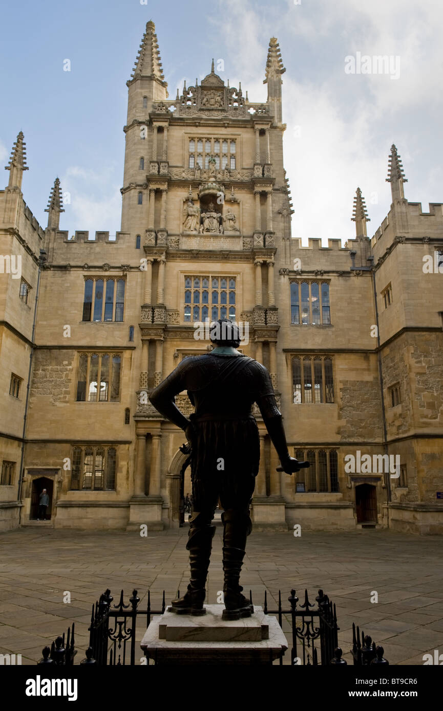 A view of the Tower of the Five Orders at the Bodleian Library in Oxford with the foreground statue of Thomas Earl of Pembroke Stock Photo