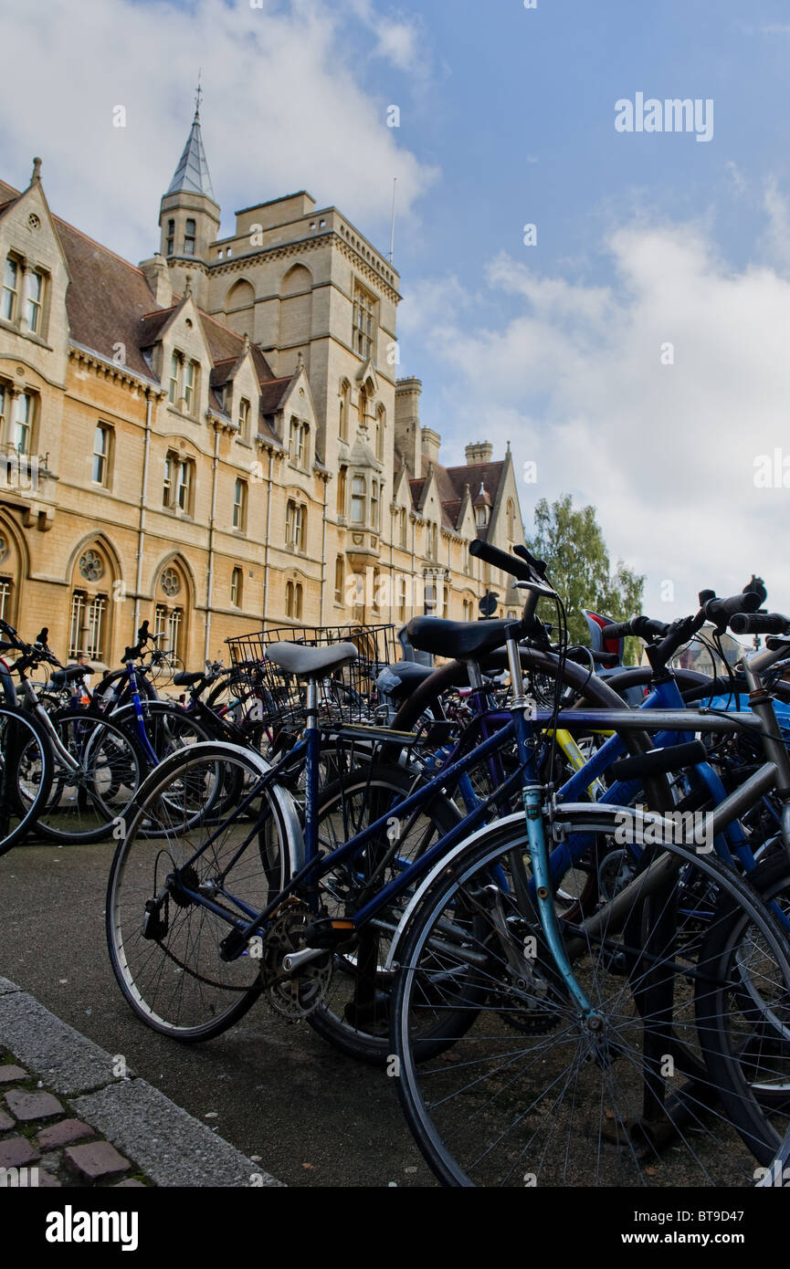 Bicycles chained up in racks on Broad Street in the University City of Oxford Stock Photo