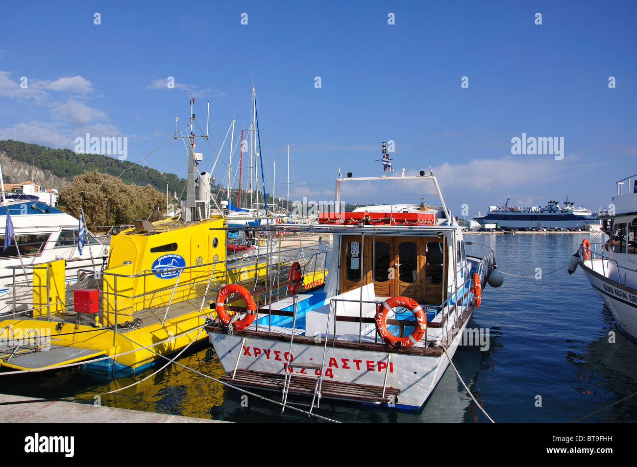 Excursion boats in harbour, Zakynthos Town, Zakynthos (Zante), Ionian Islands, Greece Stock Photo