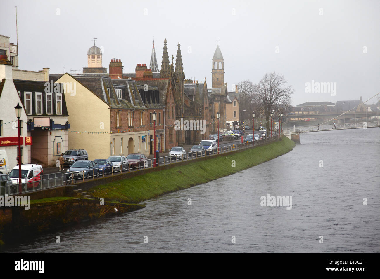 Misty Inverness morning looking downstream over the River Ness from Bridge on B86. Huntly Street on left Stock Photo