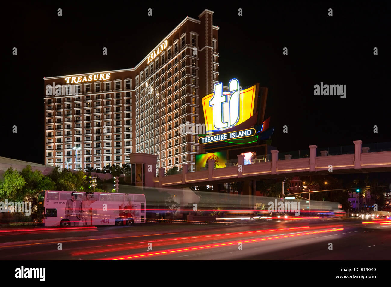 Treasure Island Hotel at night on the Las Vegas Strip, Las Vegas, Nevada,  USA Stock Photo - Alamy, image size:1300x956