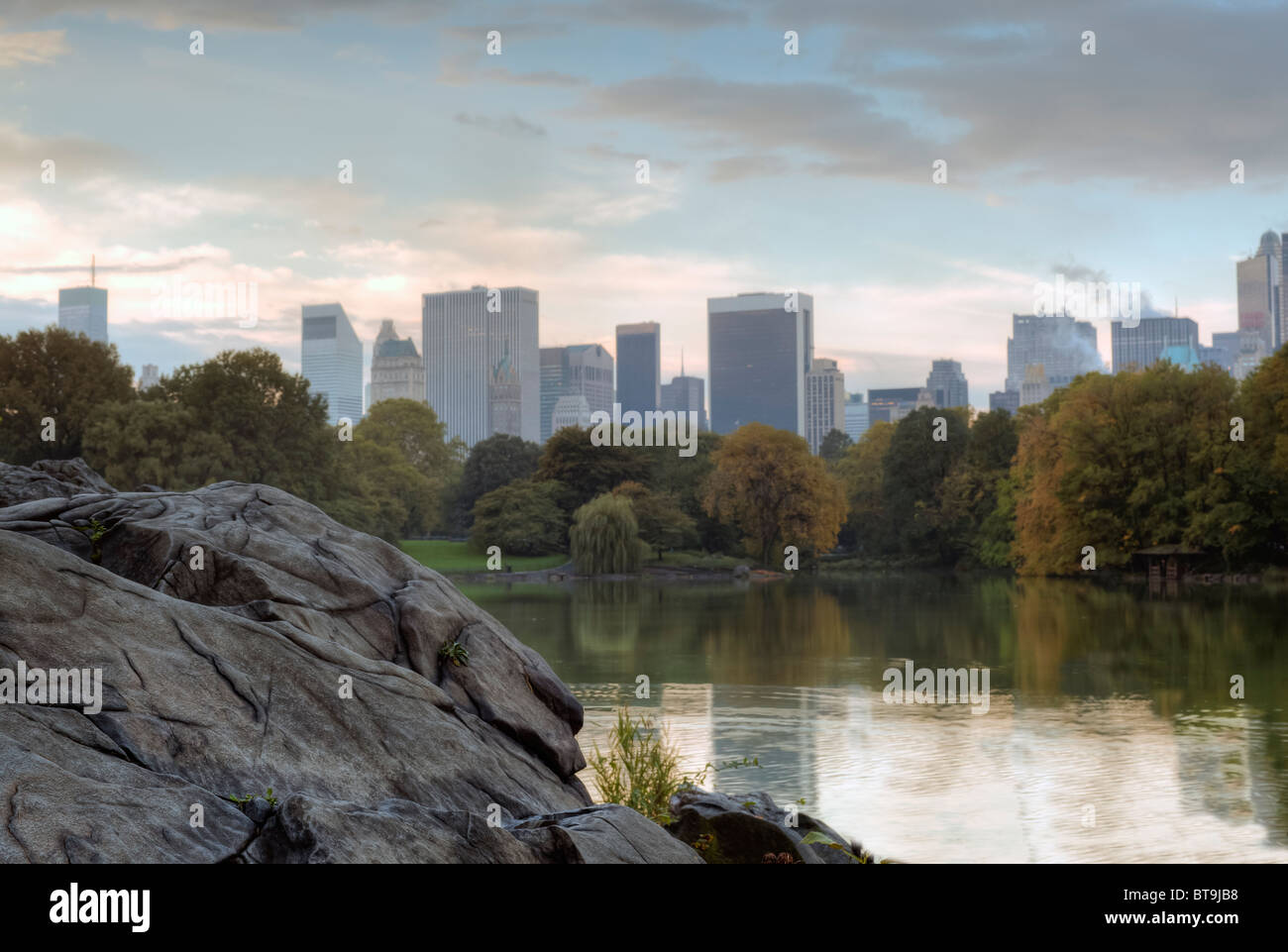 Early autumn in Central Park by the lake Stock Photo - Alamy