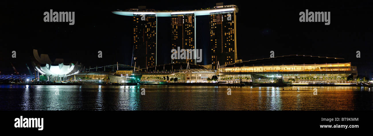 Marina bay sands singapore at night hi-res stock photography and images ...