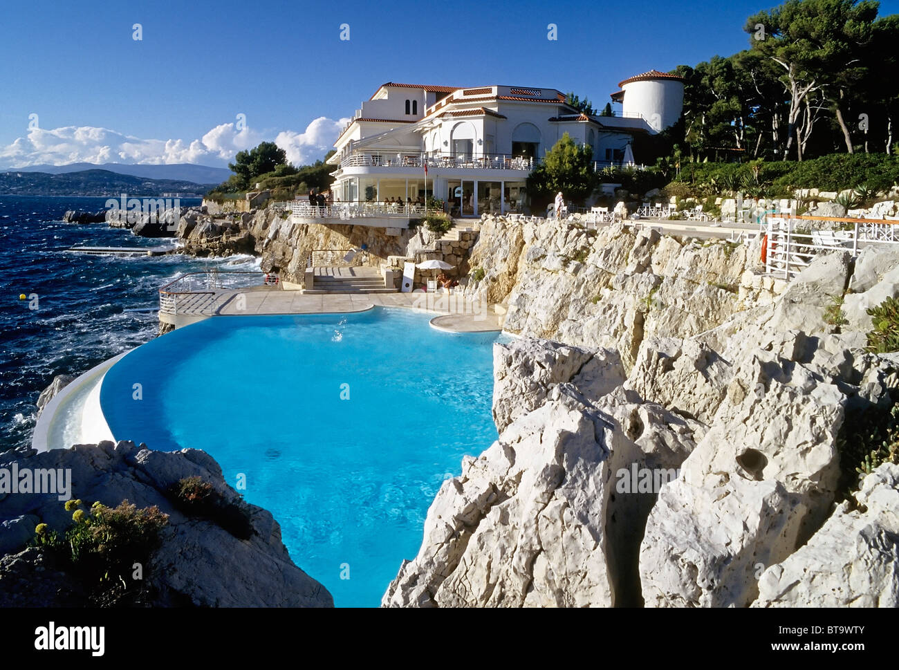 Hotel du Cap Eden Roc, restaurant pavilion and swimming pool by the sea,  southern French coast, Antibes, Cote d'Azur, Var Stock Photo - Alamy