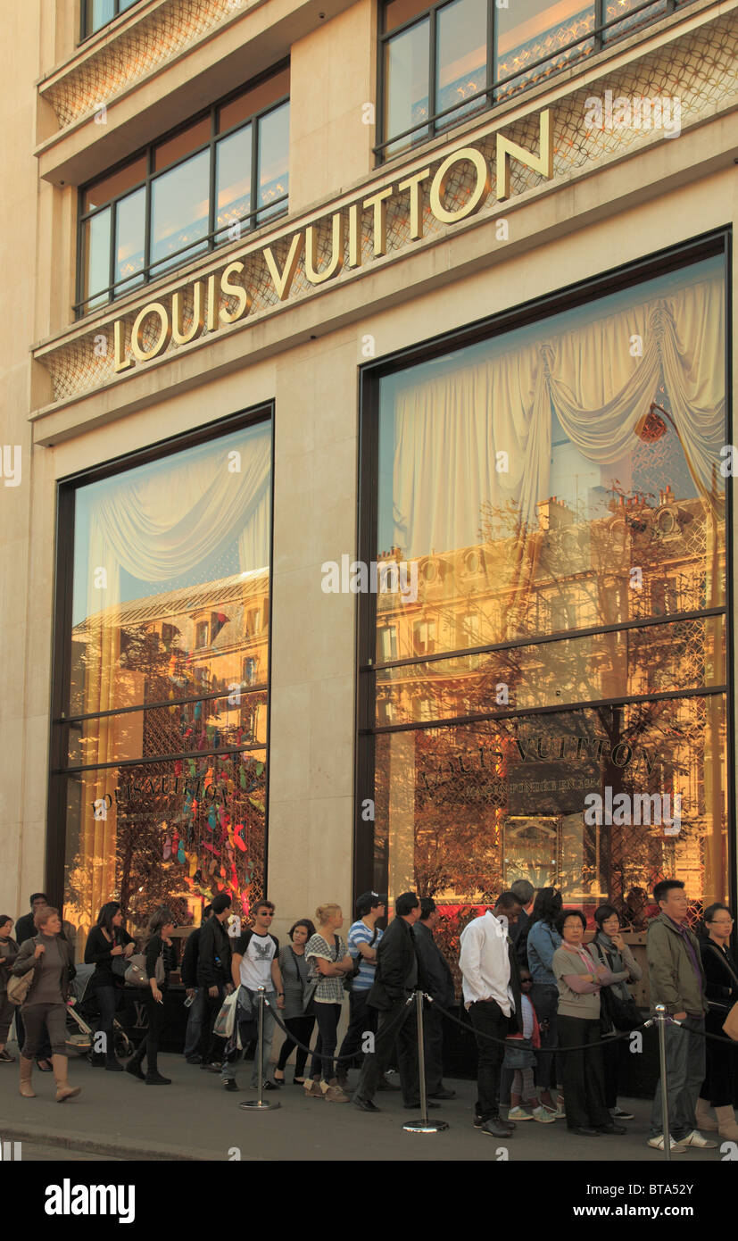 France, Paris, Champs Elysées, Louis Vuitton store, people Stock
