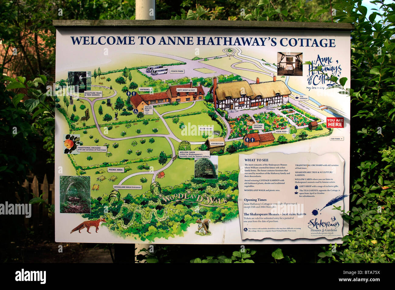 Welcome Sign And Map To Anne Hathaway S Cottage In Warwickshire Stock Photo Alamy