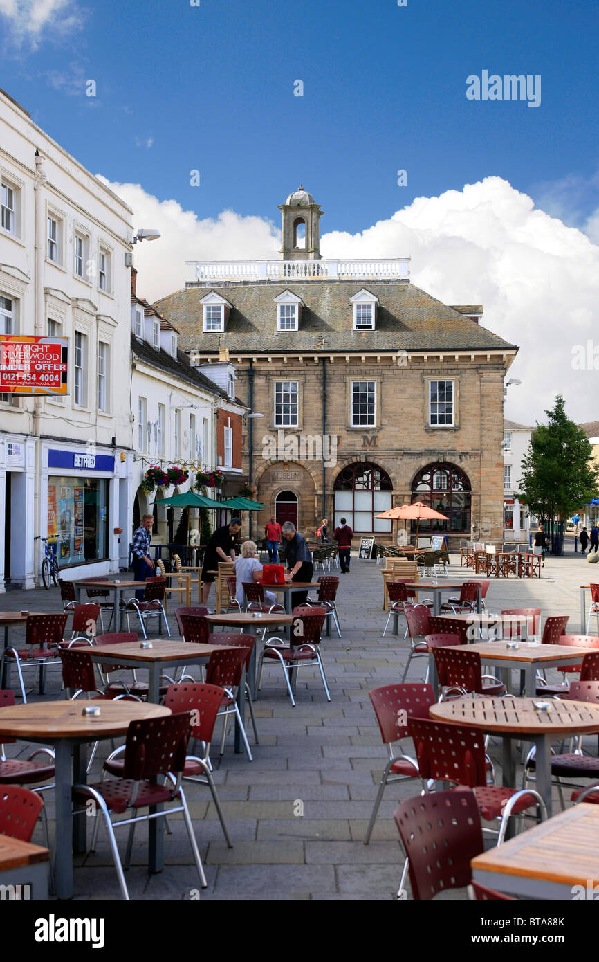 Tables and chairs outside pubs and cafes in the Market Sqaure in Warwick Stock Photo