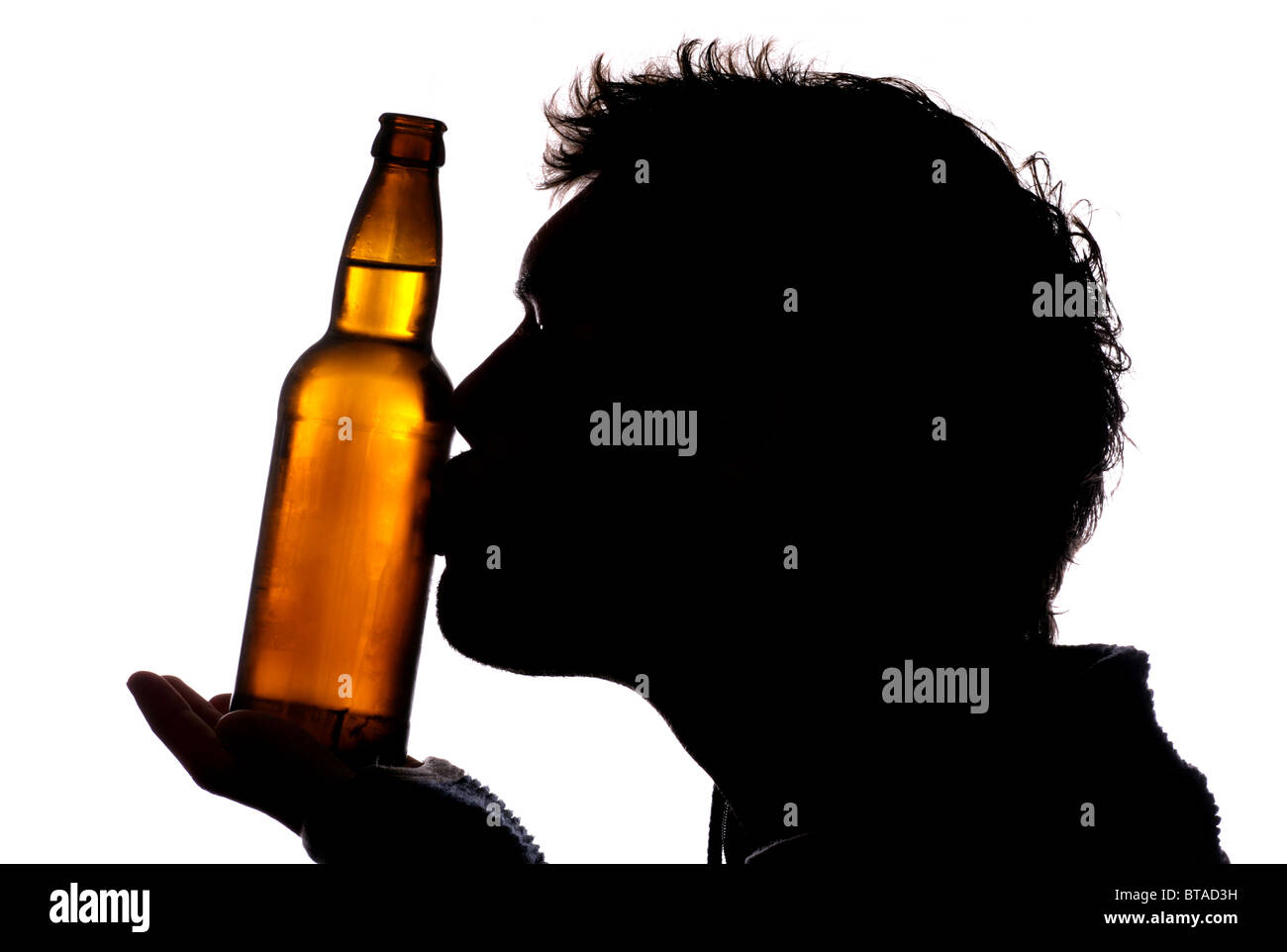 Пиво пью говорю. Пьющий человек. Мужчина с бутылкой. Человек с пивом.