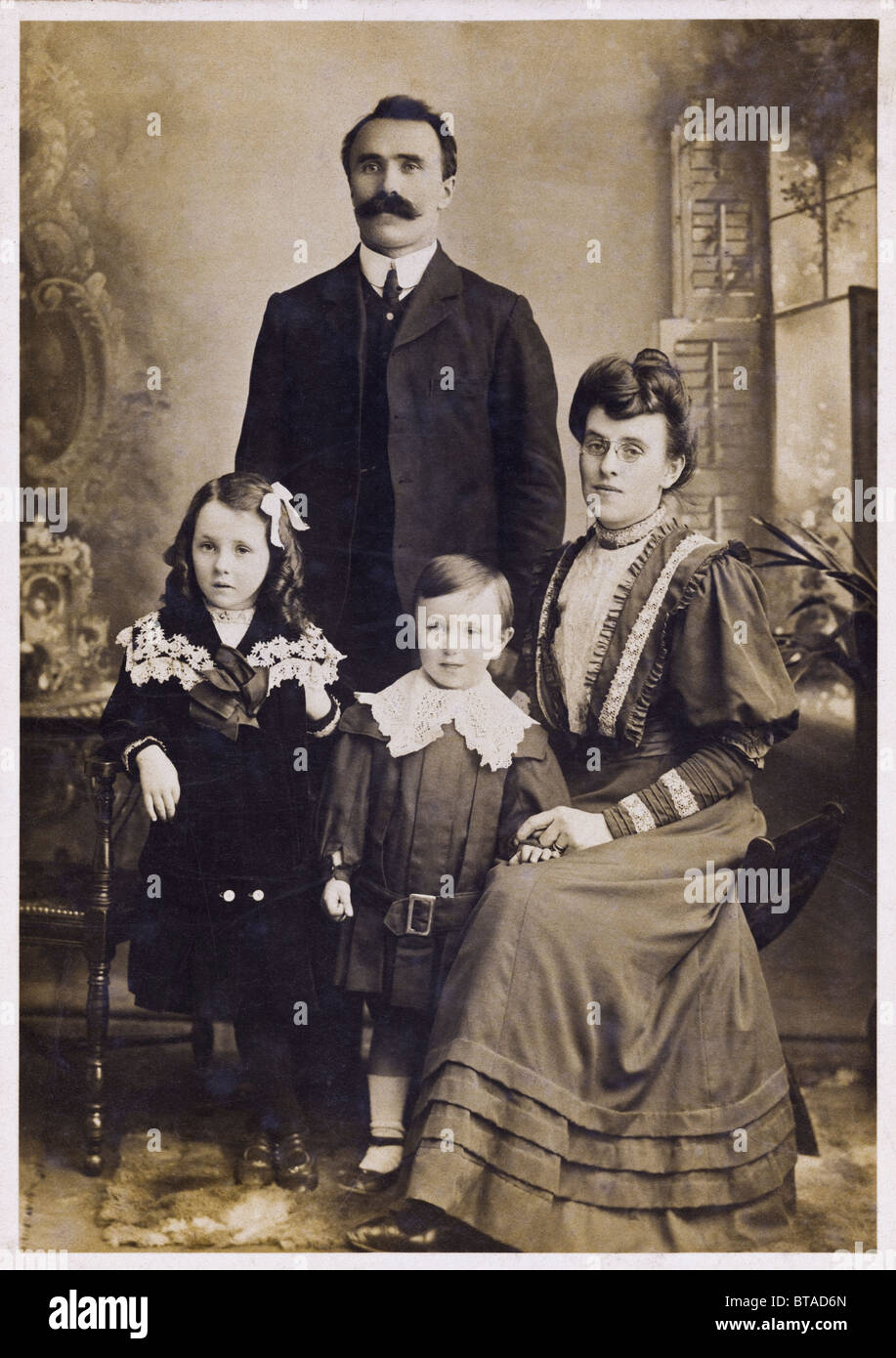 Edwardian family circa 1907 father John Morris wife Evelyn daughter Beryl and son Hylton of Pontypool South Wales UK Stock Photo