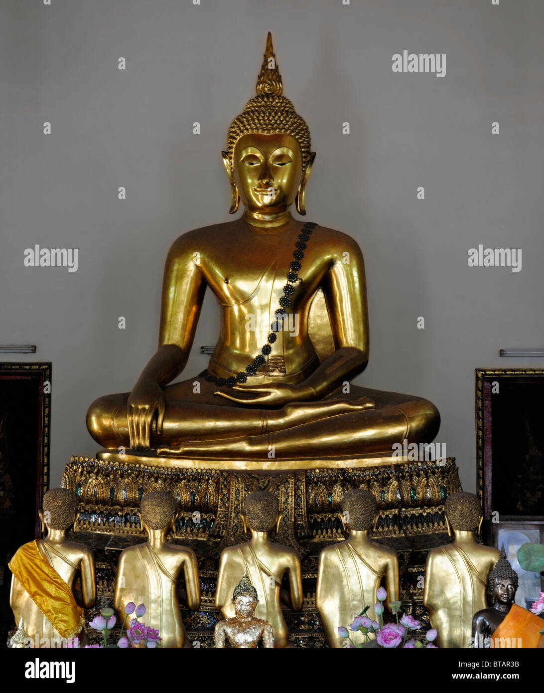 Wat Pho Temple reclining buddha Wat Phra Chetuphon bangkok thailand ...