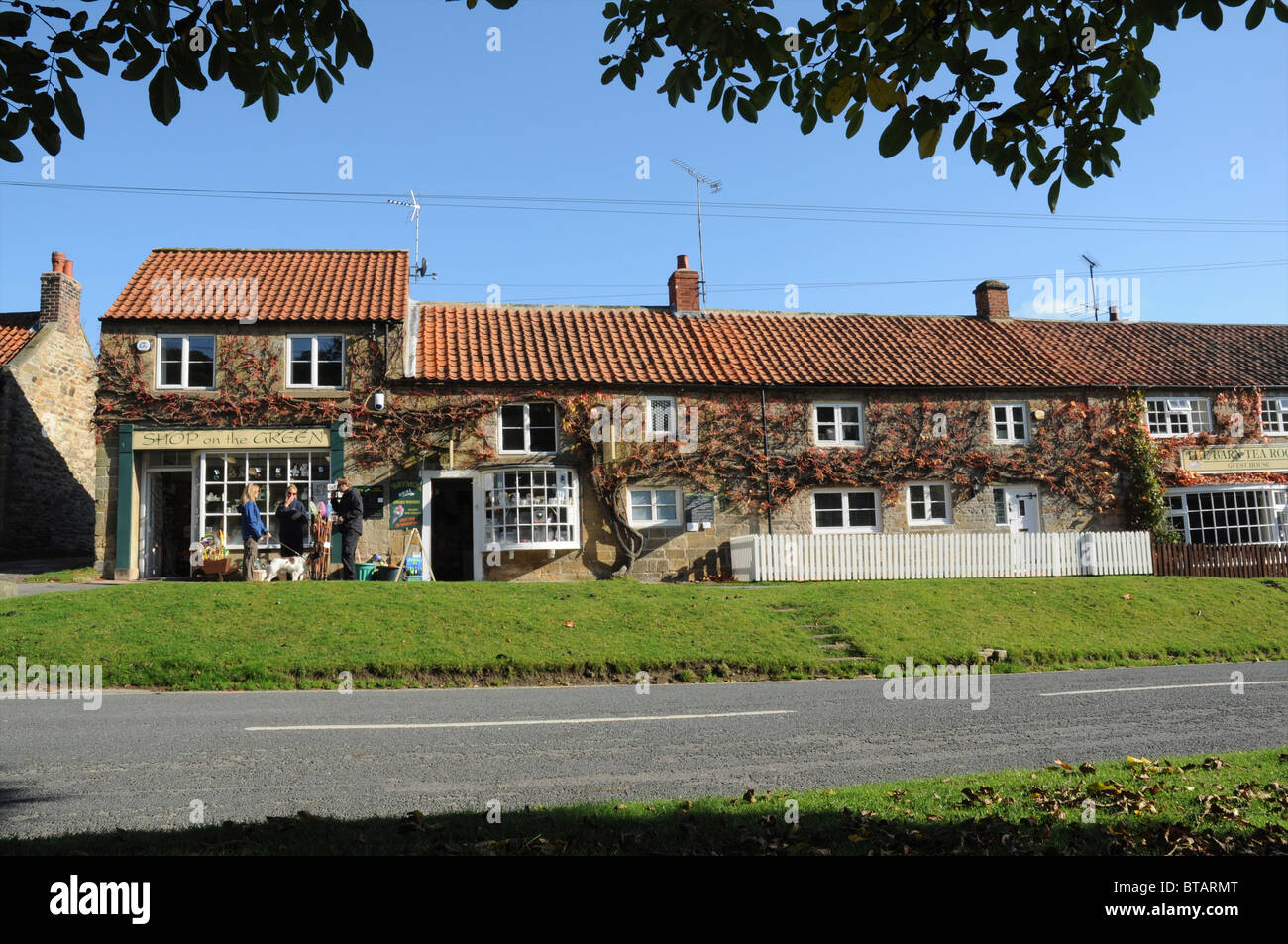 Shops and tea rooms, Hutton le Hole, North Yorkshire, England, UK Stock ...