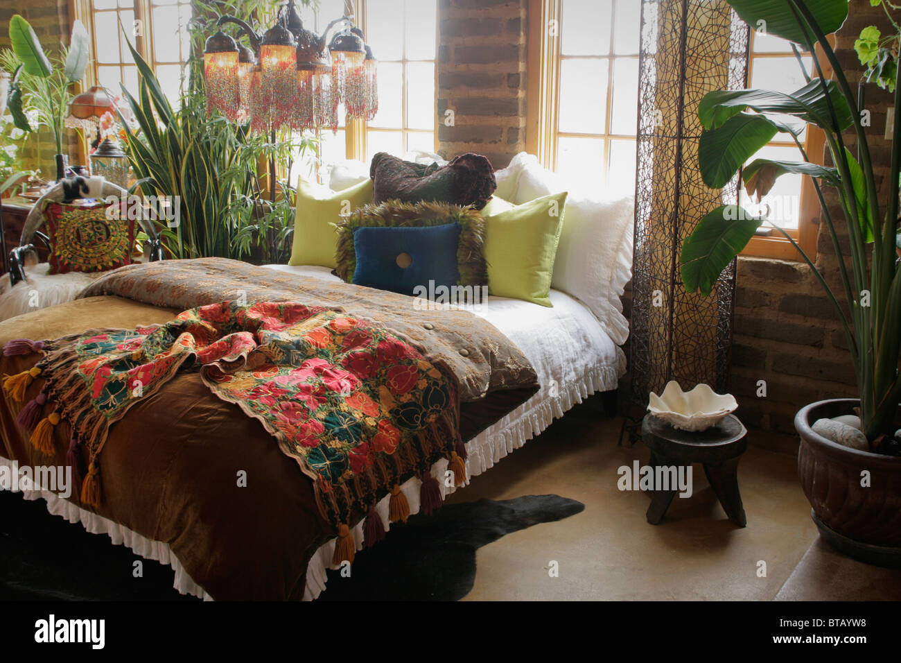https://c8.alamy.com/comp/BTAYW8/colorful-bed-runner-and-throw-pillows-on-bed-BTAYW8.jpg