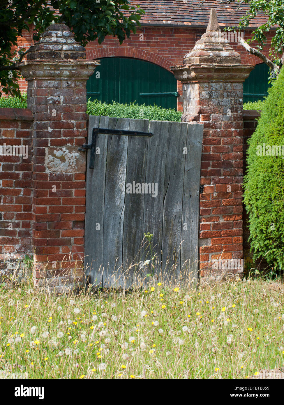 old gate walled garden Stock Photo - Alamy