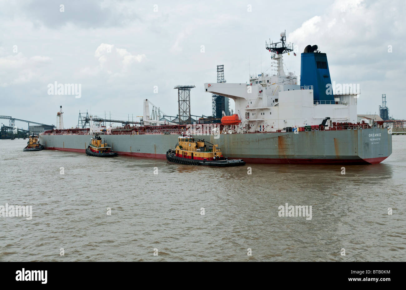 Ship docking at port hires stock photography and images Alamy