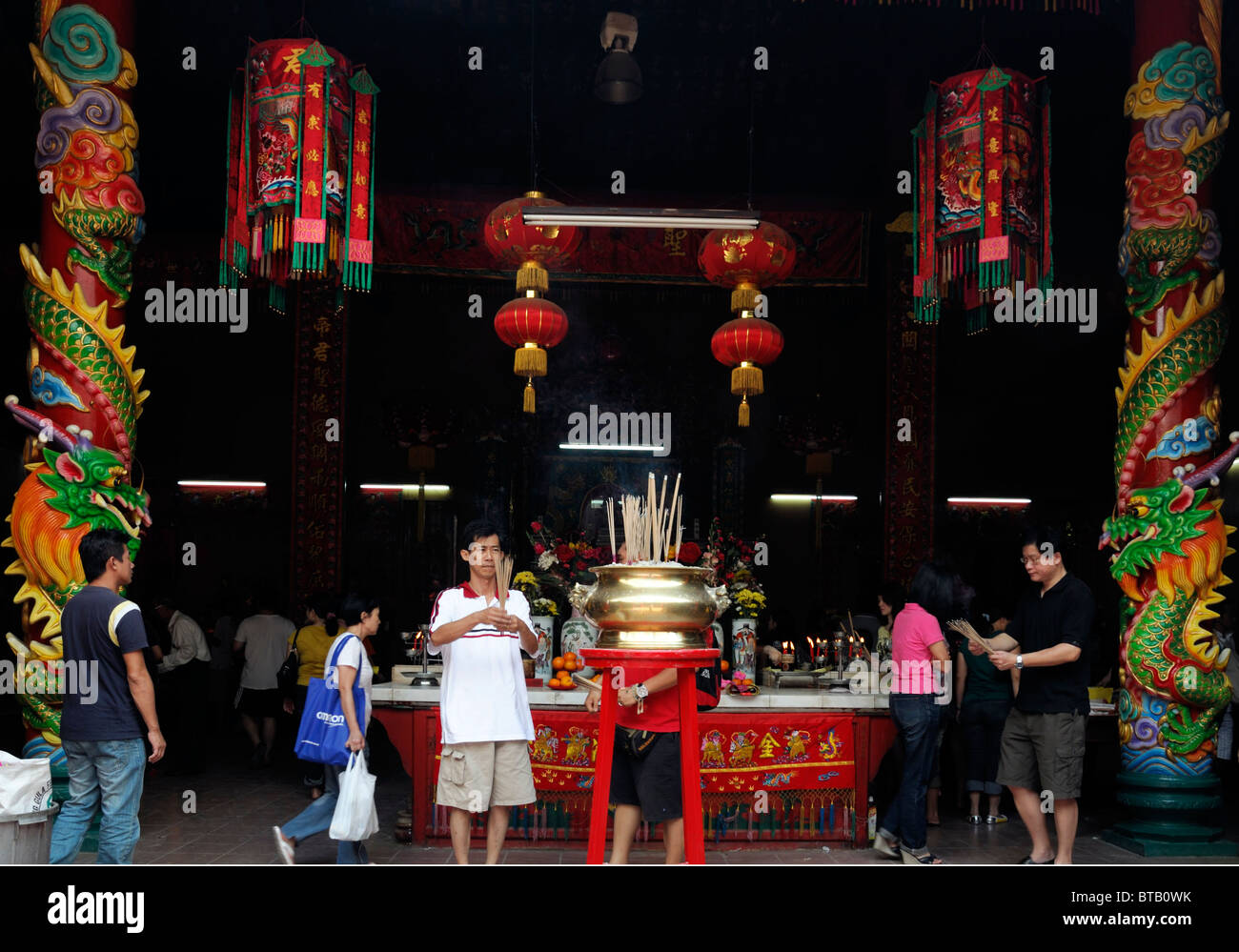 Sin Sze Si Ya Chinese Taoist Temple Chinatown Kuala Lumpur Malaysia people worshipping worshiping inside temple taoist taoism Stock Photo