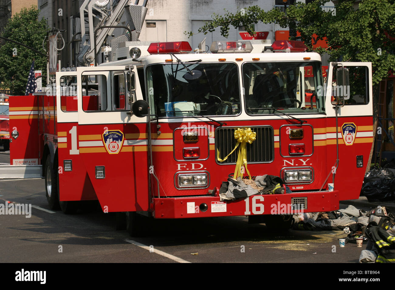 Ladder Truck Fdny Fire Department High Resolution Stock Photography and ...