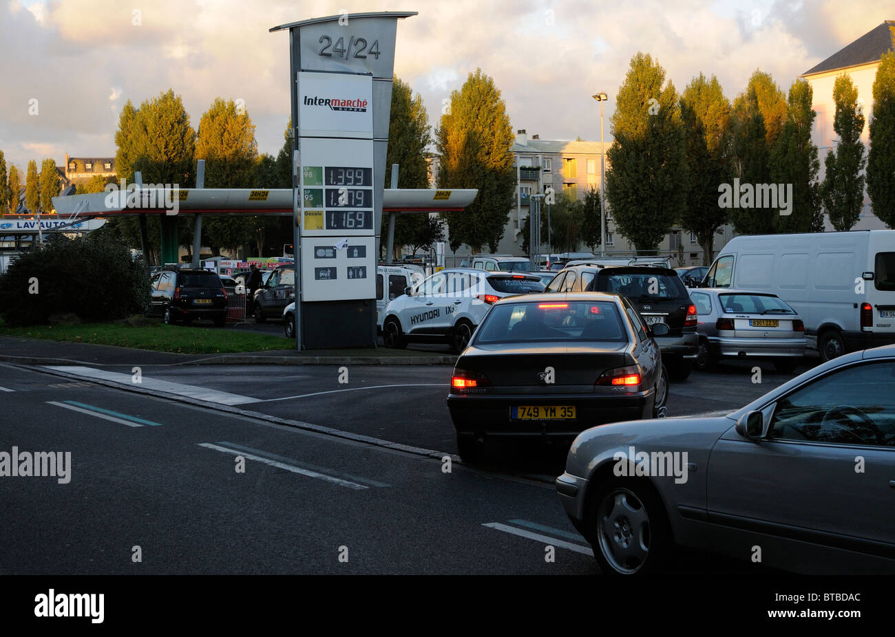 France petrol station queue hi-res stock photography and images - Alamy