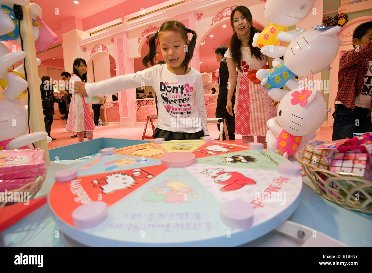 Hello Kitty Store at Universal Studios, Osaka, Japan Editorial Photo -  Image of male, face: 201503826