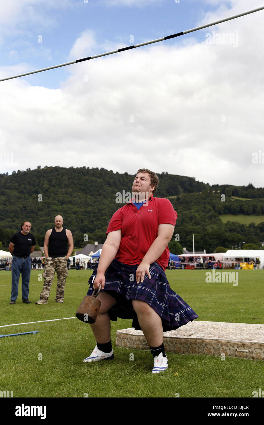 The Weight Over the Bar Competition, Glenurquhart Highland Gathering and Games, Blairbeg Park, Drumnadrochit, Scotland Stock Photo
