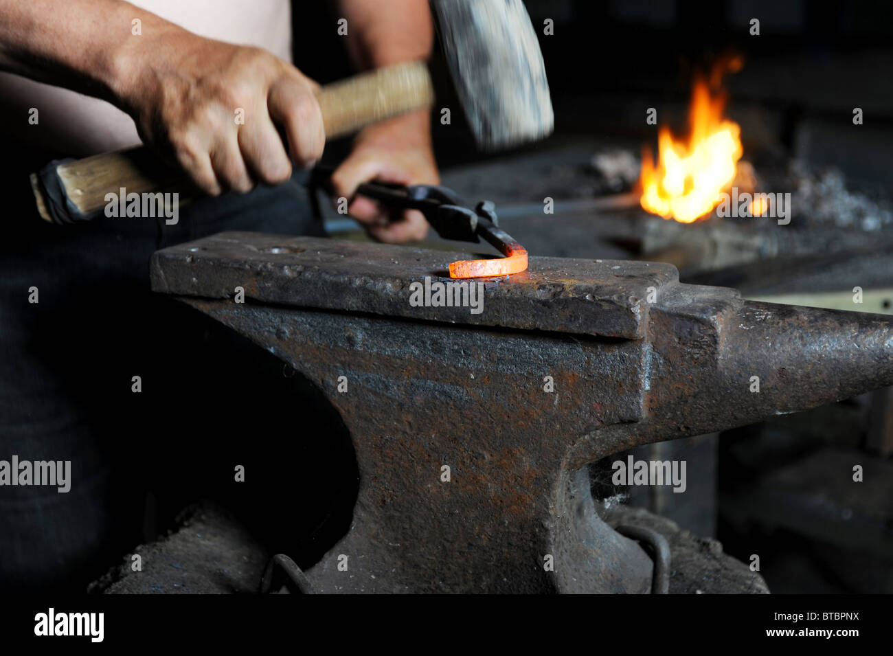 Ковка металла технология. Ручная художественная ковка металла. Ковка металла. Ковка железа. Ручная ковка.