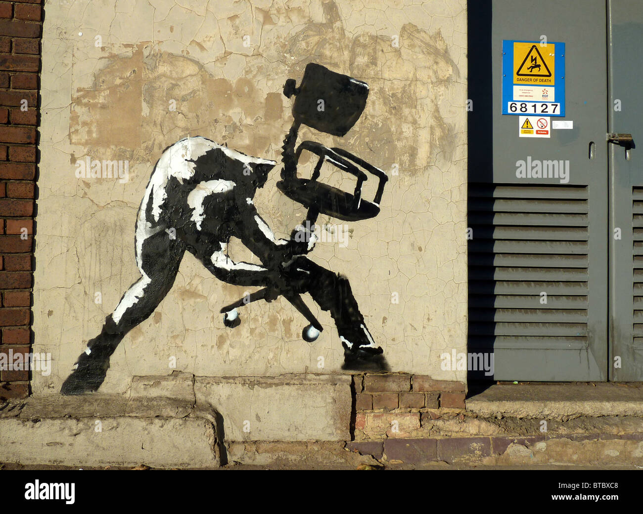 Newest banksy hi-res stock photography and images - Alamy