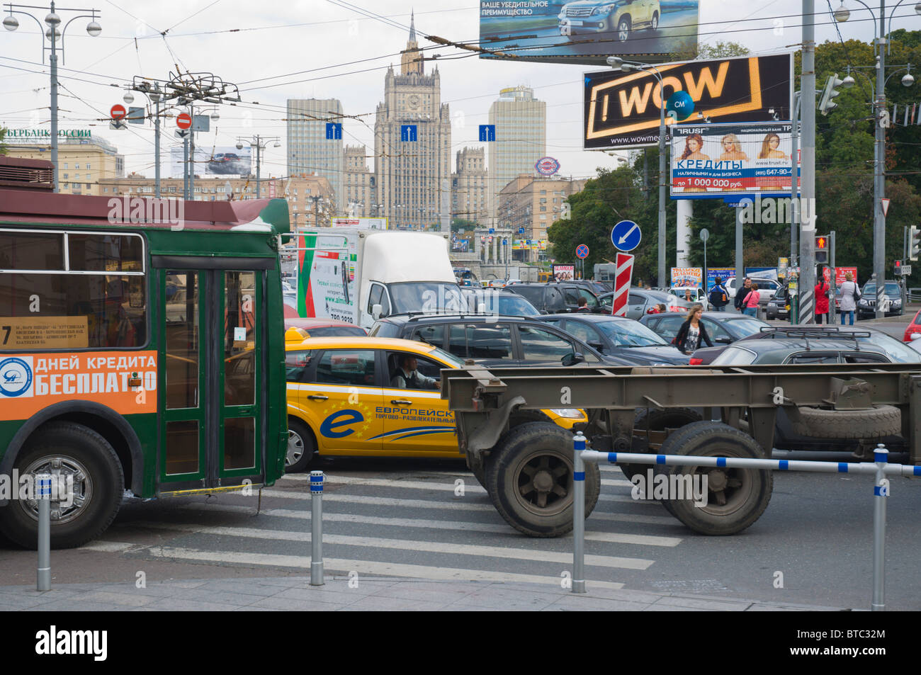 Traffic congestion at pl Evropy square in front of Kievsky vokzal train station Moscow Russia Europe Stock Photo