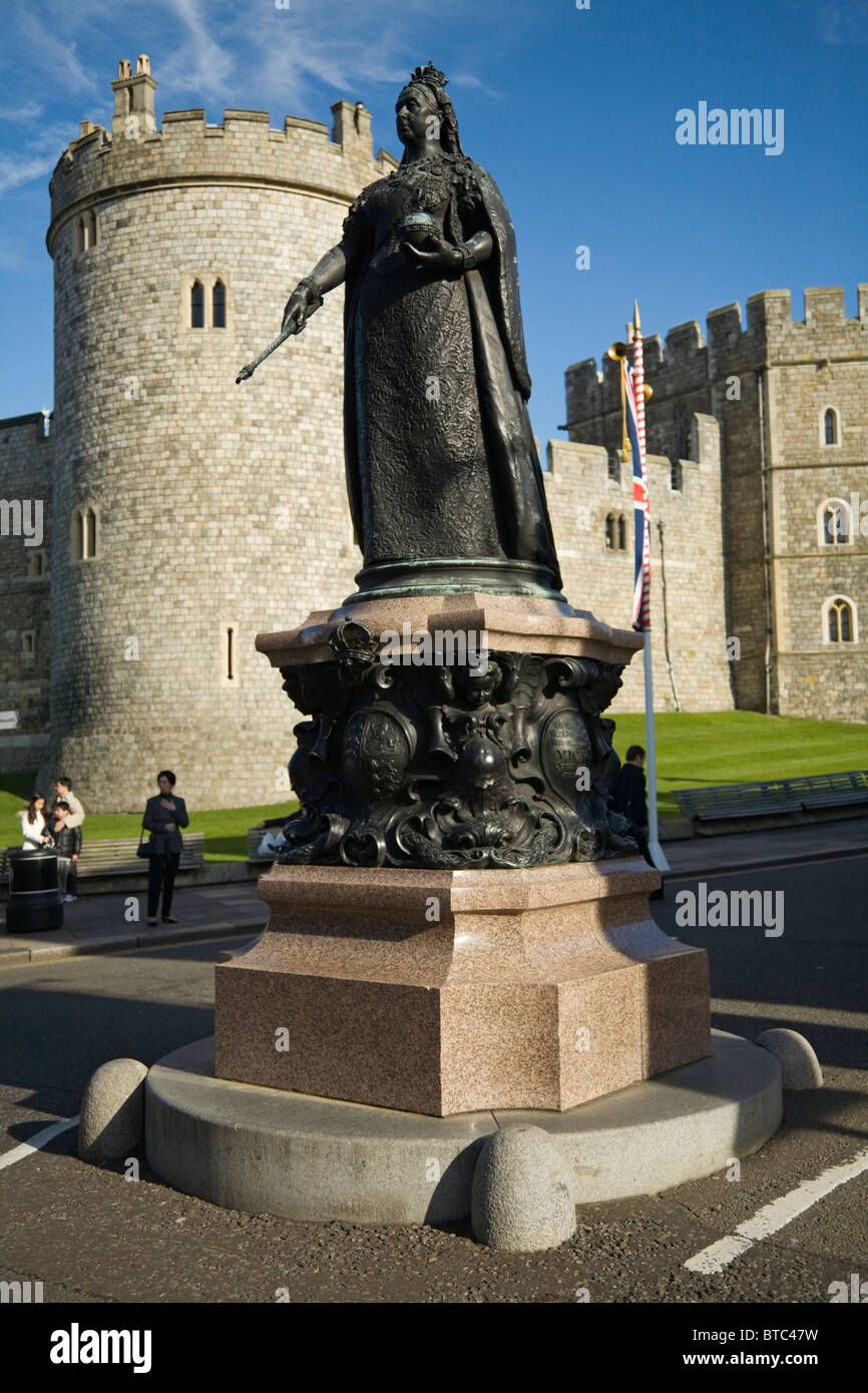 Windsor castle queen victoria statue hires stock photography and