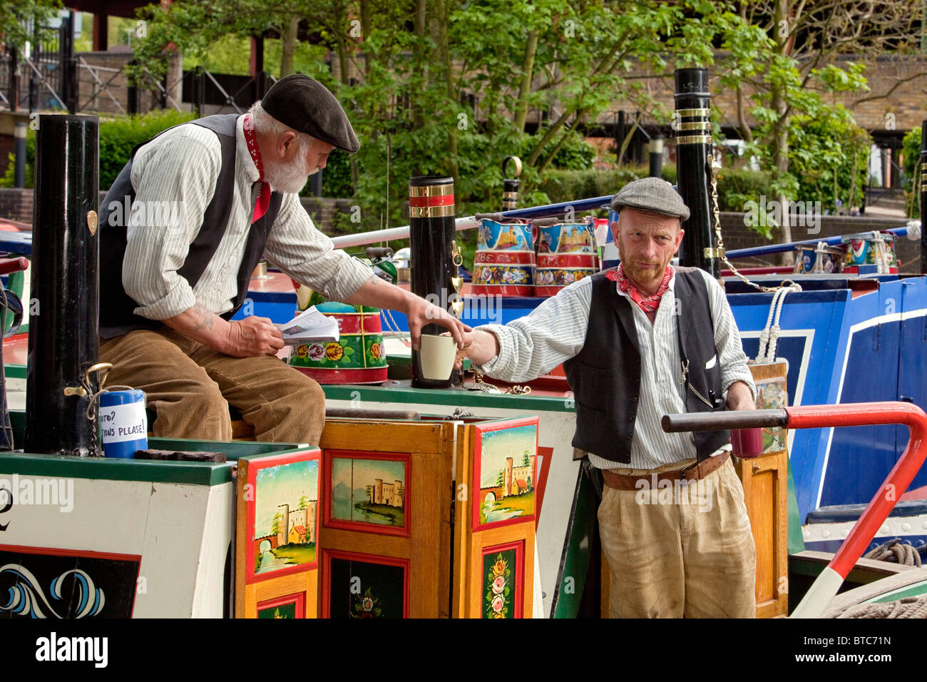 A tea break for these enthusiasts who volunteer their time to work on this historic narrow boat. DAVID MANSELL Stock Photo