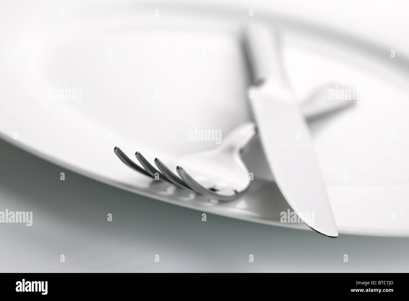 Dinner plate, knife and fork silverware Stock Photo Alamy