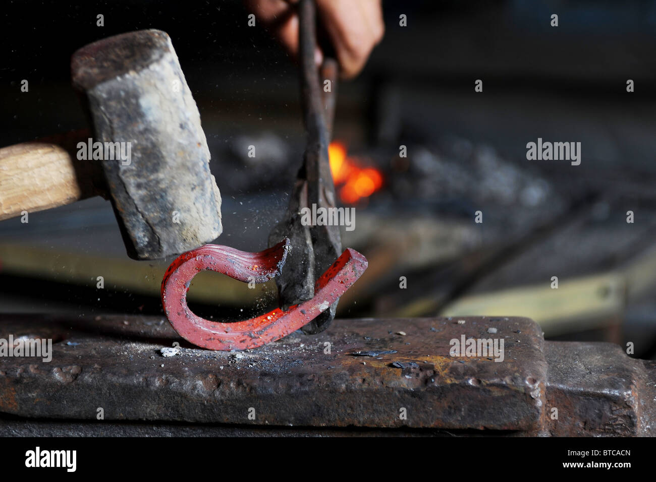 Making a decorative pattern on the anvil Stock Photo - Alamy