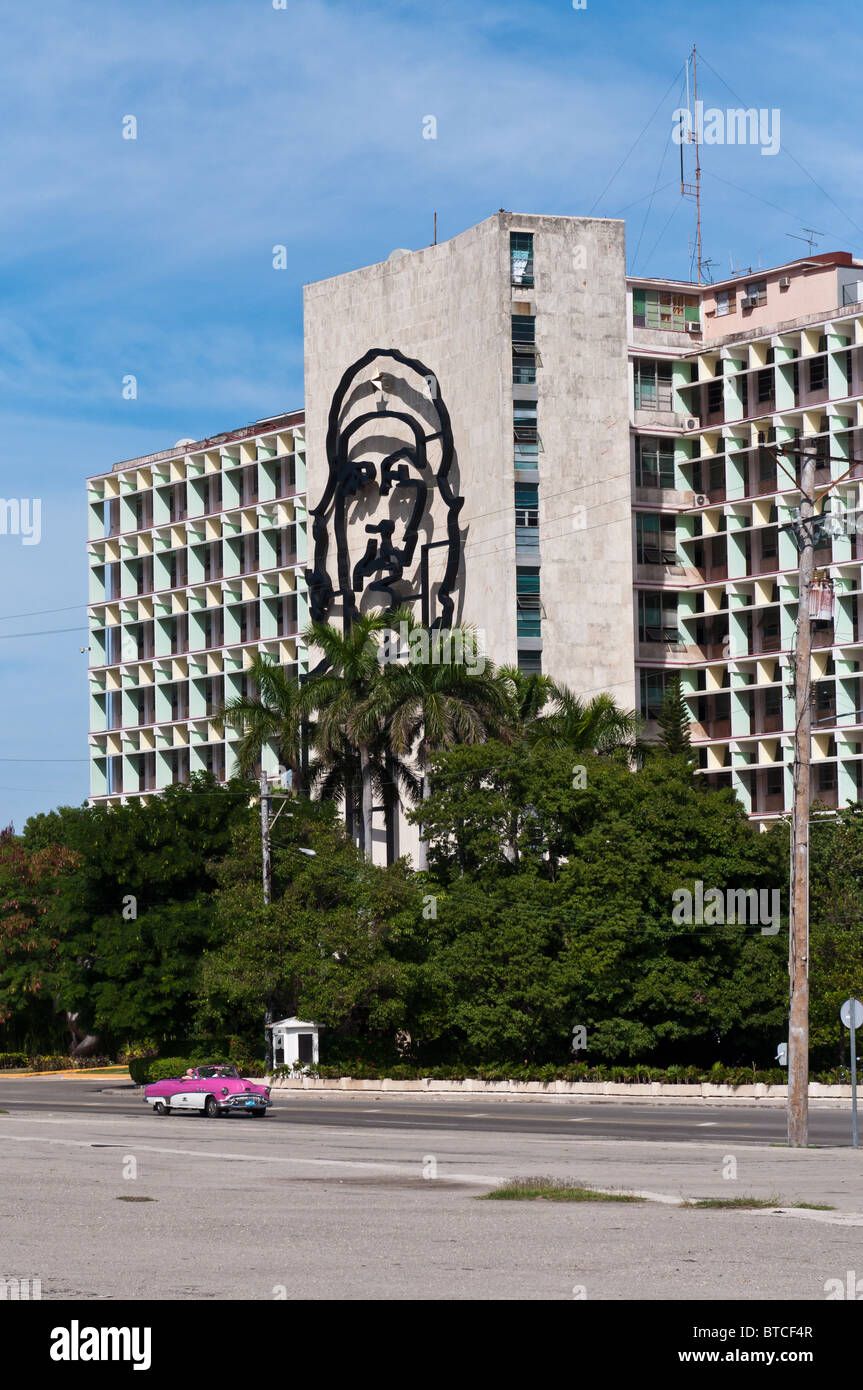 Havana, Cuba. The imposing image of Che Guevara on the facade of the Ministry of the Interior building Plaza de la Revolucion Stock Photo