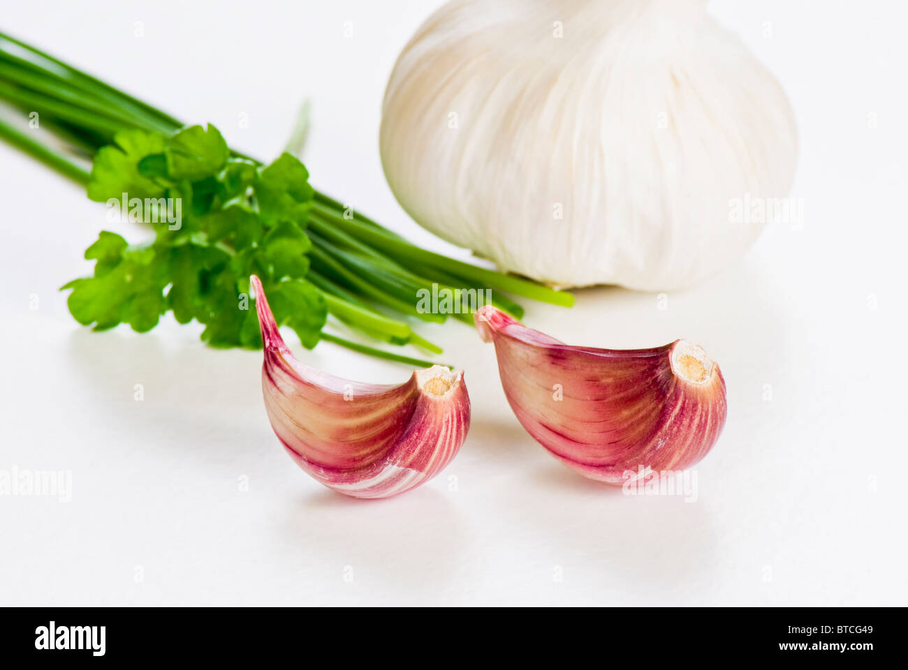 Cloves of garlic with chive and parsley leaf Stock Photo Alamy