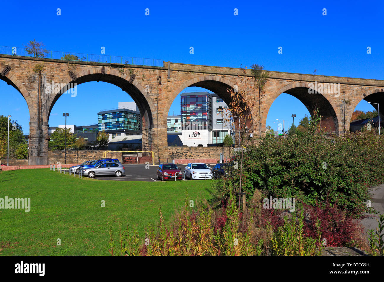 uclan University of Central Lancashire and Burnley College through the railway viaduct arches, Burnley, Lancashire, England, UK. Stock Photo