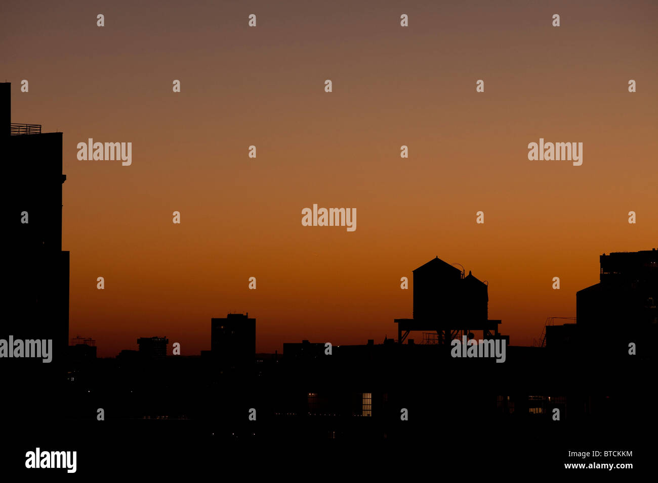 New york city water towers hi-res stock photography and images - Alamy