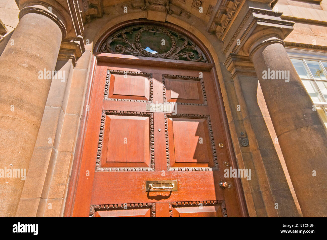 College Door in Oxford; Eingangstür zu einem College in Oxford Stock Photo