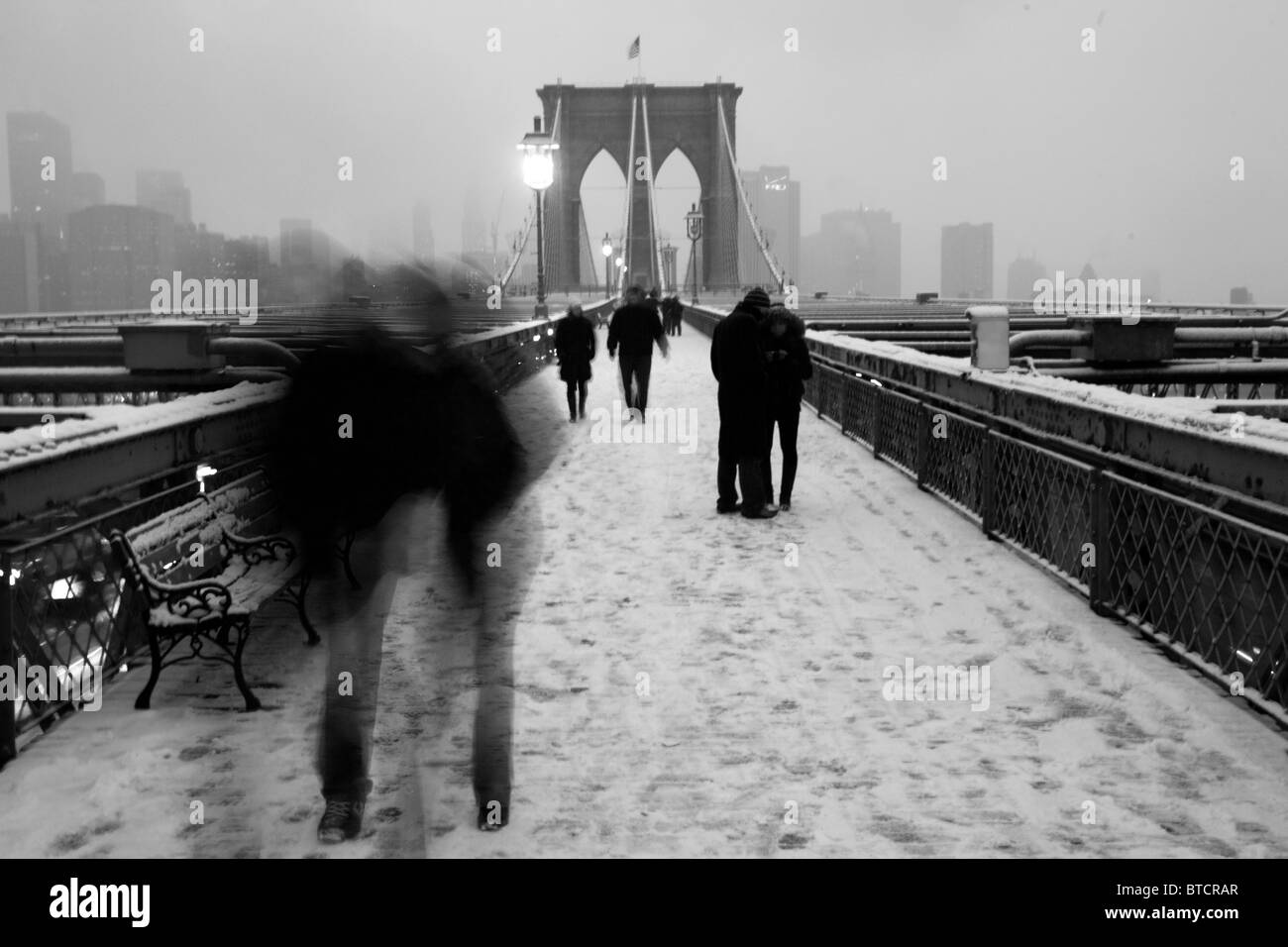 Couple walking brooklyn bridge hi-res stock photography and images - Alamy