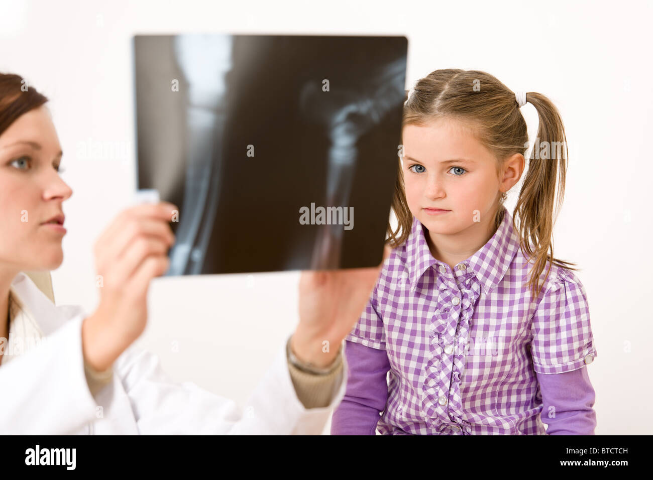 Young female doctor show xray to child at medical office Stock Photo Alamy