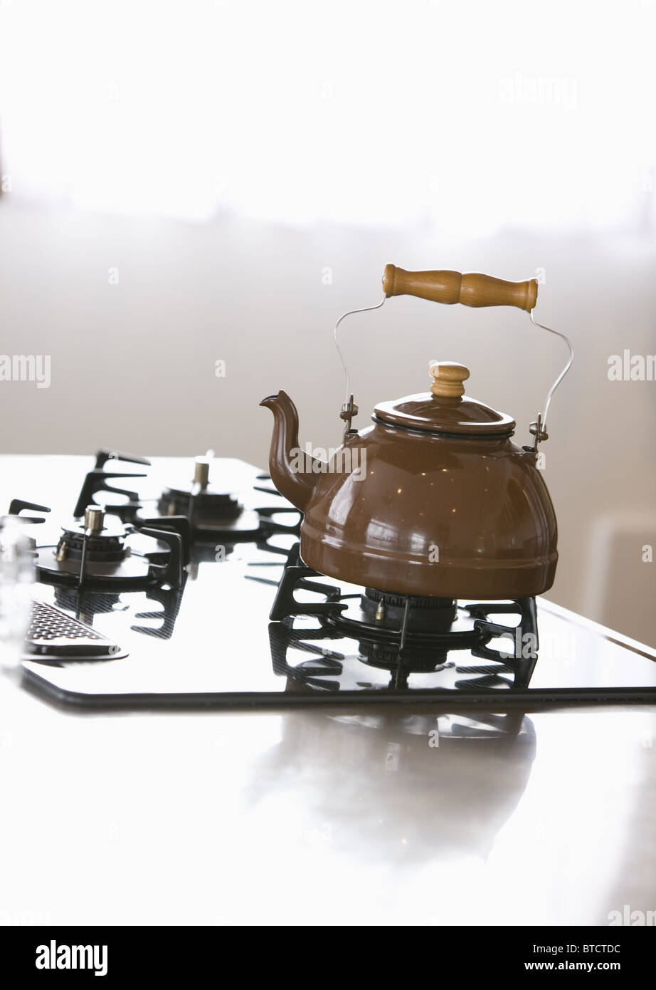 Kettle on stovetop Stock Photo Alamy