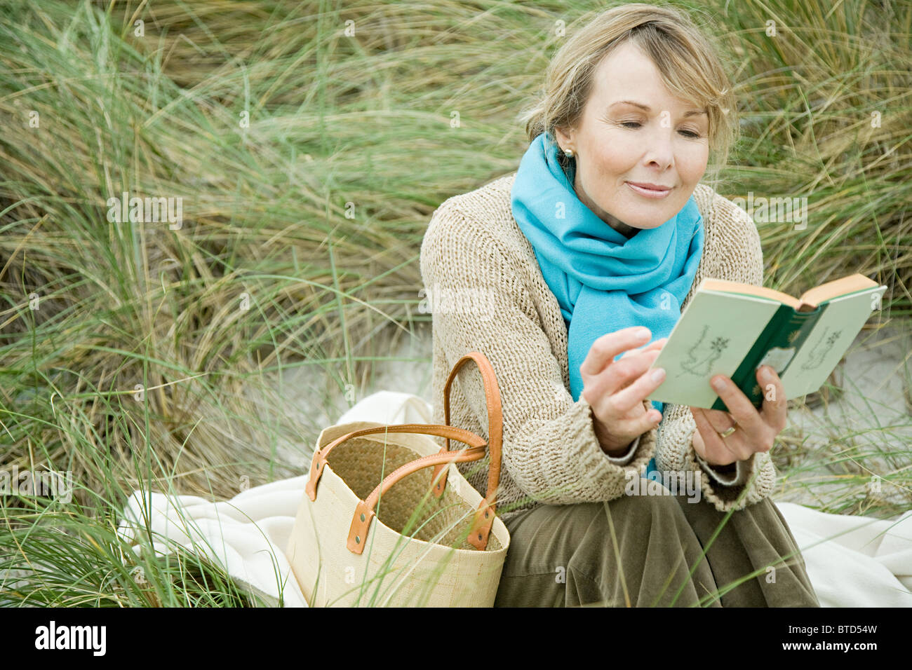 African woman reading a book hi-res stock photography and images - Alamy