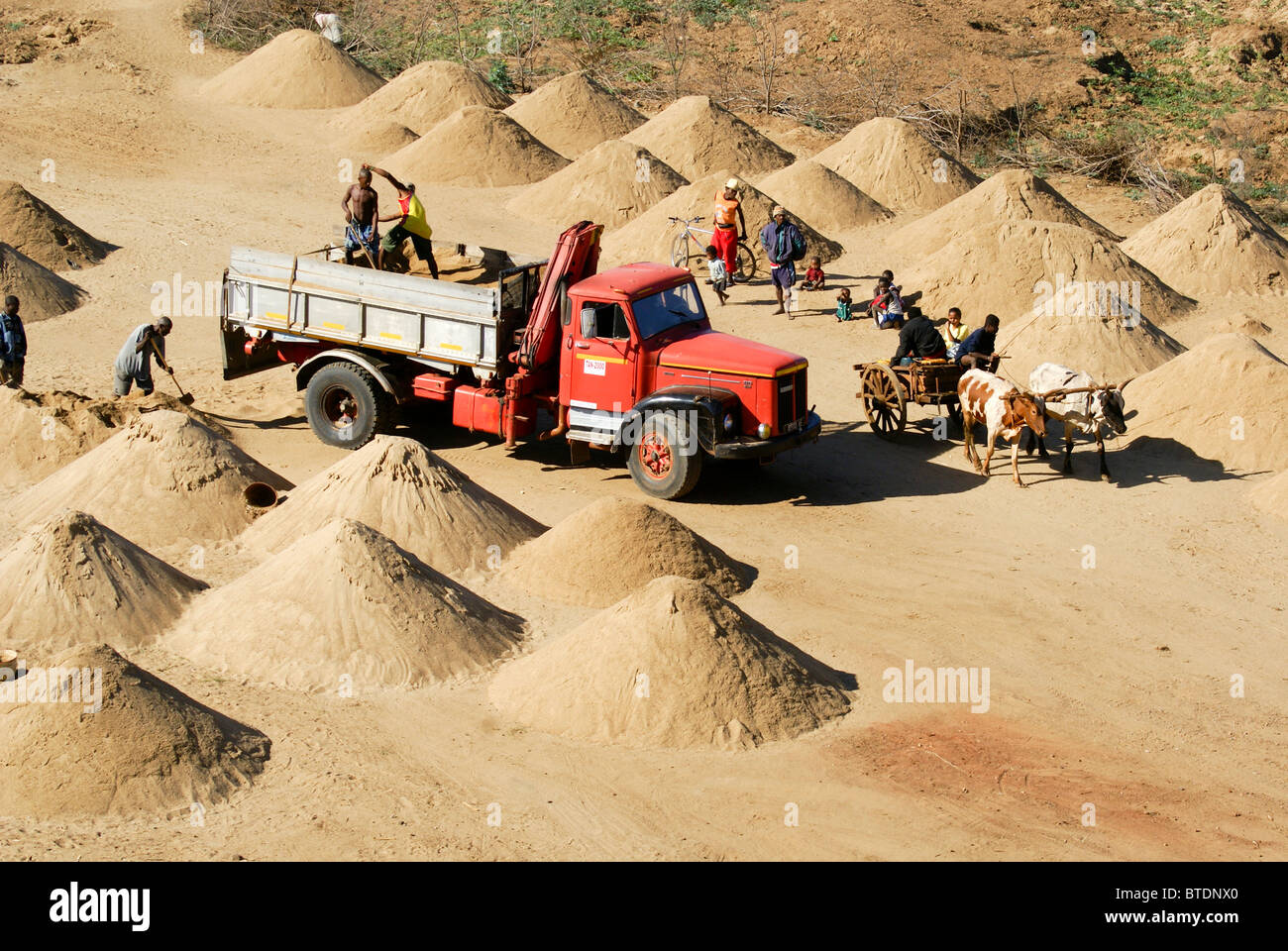 Madagascar, Anosy region, near Tolagnaro (Fort Dauphin) Collecting sand from the dunes Stock Photo