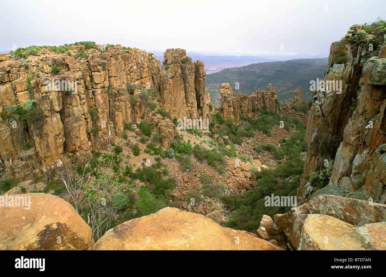 Sheer rock pinnacles in Desolation Valley in the great Karoo Stock Photo