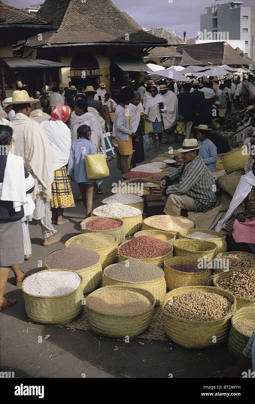 https://c8.alamy.com/comp/BTDWYH/vendor-with-baskets-of-dried-goods-for-sale-at-the-market-in-antananarivo-BTDWYH.jpg