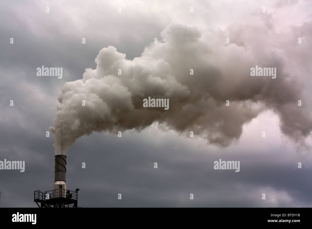 вышки с грязным дымом. дым из трубы. комбинат который не выпускает дым. дым из трубы без фона. как выглядит грязный дым.