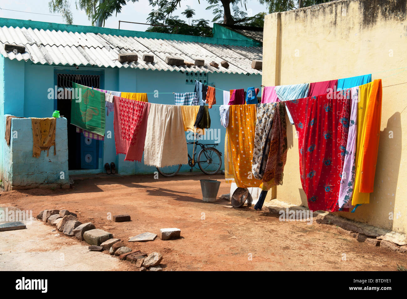 https://c8.alamy.com/comp/BTDYE1/colourful-clothes-on-a-washing-line-outside-a-rural-indian-home-BTDYE1.jpg