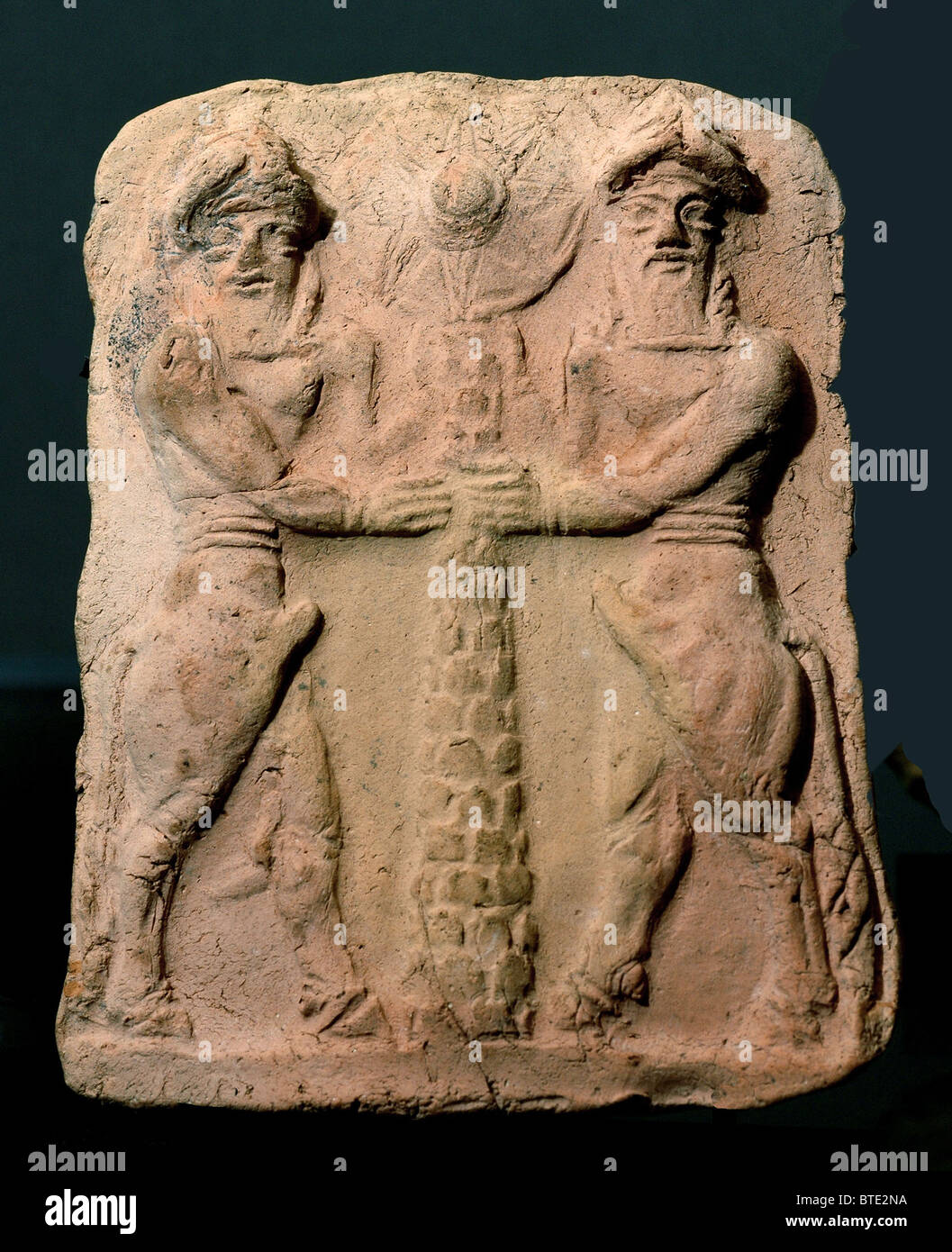 5340. Mesopotamian deities with the tree of life. Tel Asmar, Sumer, Mesopotamia Stock Photo